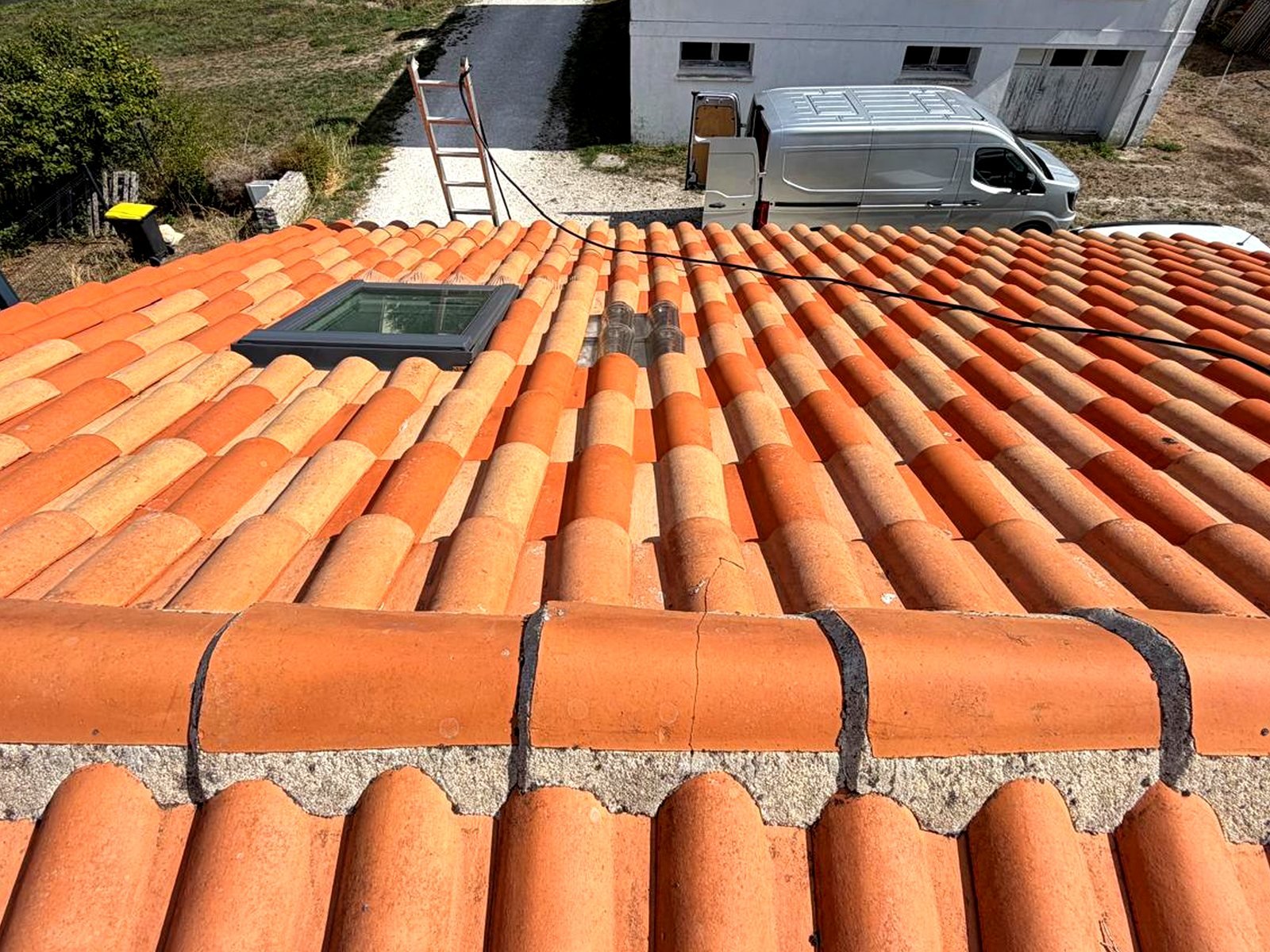 Toiture après démoussage, tuiles orange propres
